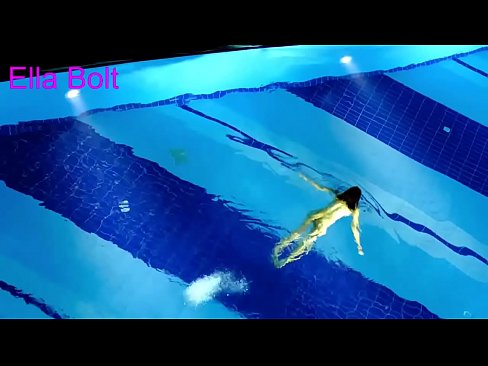 ❤️ Handikwanise kumira kuona, mudiki blonde akabatwa achishambira asina kupfeka muELLA BOLT resort pool Russian zvinonyadzisira
